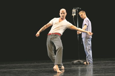 Stephen Petronio with Nicholas Sciscione in "Intravenous Lecture" by Steve Paxton