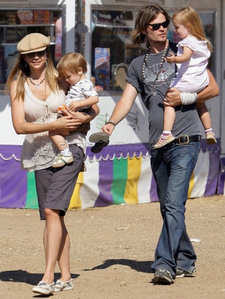 mira_sorvino_070902_03_cbb