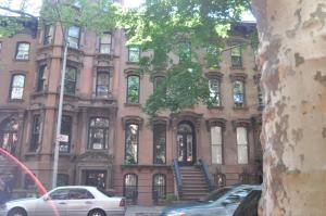 32 South Portland Avenue might not be as elaborate as its next-door neighbor, but that didn't stop it from setting a Fort Greene record.