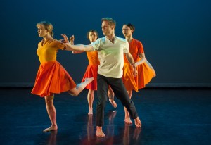 The Mark Morris Dance Group performing 'Crosswalk.' (© Stephanie Berger/MMDC)