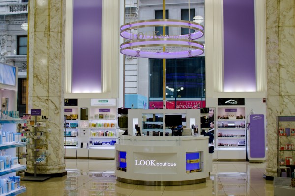 Duane Reade at 40 Wall Street. (Photo via Shao-yu Liu.)