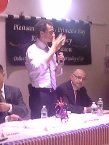 Anthony Weiner and Sal Albanese at a Staten Island mayoral forum.