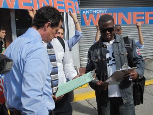 Anthony Weiner supporters petitioning in Harlem this weekend.