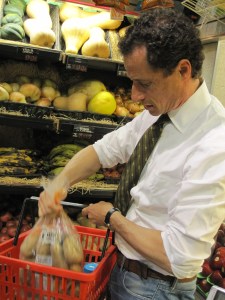 Anthony Weiner shopping for groceries.
