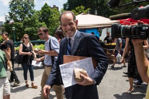 Eliot Spitzer collecting signatures Monday. (Photo: Getty)