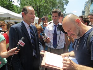 Eliot Spitzer soliciting petitions in Union Square.