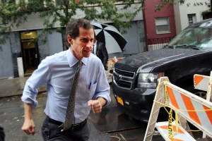 Anthony Weiner dashes through the rain. (Photo: Getty)