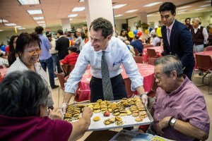 This is another photo of Anthony Weiner holding cookies. Because .... (Photo: Getty)
