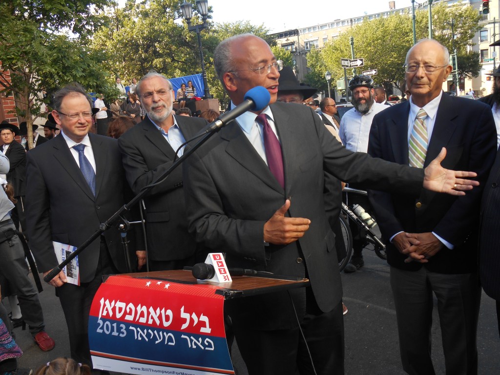 Bill Thompson with Republican Al D'Amato to his left and Assemblyman Dov Hikind to his right.