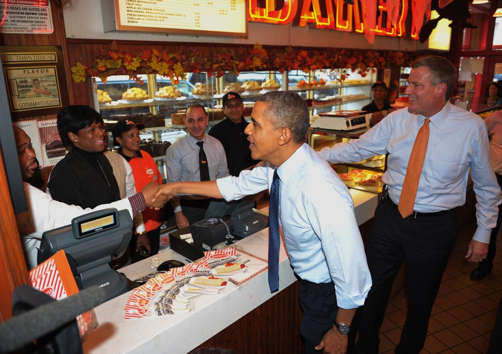 President Obama and Bill de Blasio at Junior's. (Photo:MANDEL NGAN/AFP/Getty Images) 
