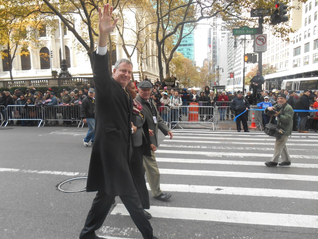 Bill de Blasio waves to the crowd at the Veteran's Day Parade.