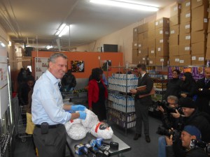 Bill de Blasio at a food pantry the day before Thanksgiving.
