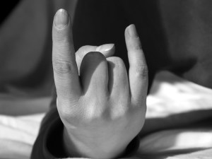 A bilingual person, flipping you off (stock.chang)