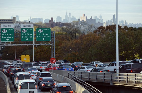 Heavy traffic exits the George Washington Bridge onto the Henry Hudson Parkway as morning commuters drive into Manhattan. (Photo by STAN HONDA/AFP/Getty Images)