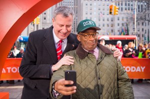 Bill de Blasio and Al Roker take a selfie. (Photo: Rob Bennett/NYC Mayor's Office)