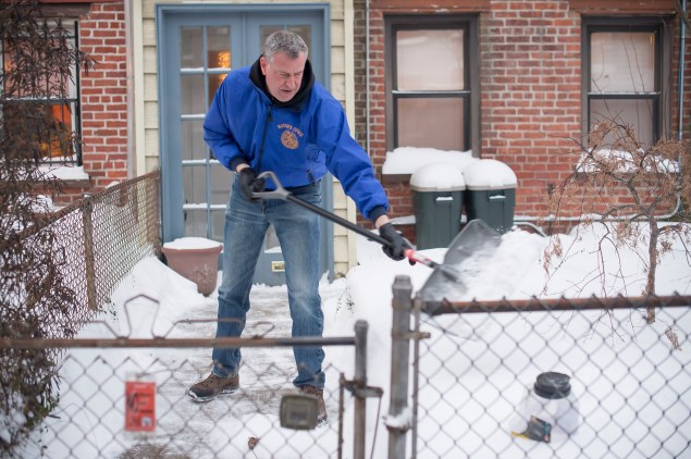 Mayor Bill de Blasio shovels snow in front of his Park Slope home (Mayor's Office/Rob Bennett)