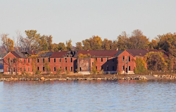 Abandoned buildings on Hart Island (cisc1970, Flickr)