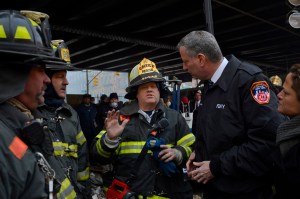 Mayor Bill de Blasio getting briefed on the apartment collapse in East Harlem this morning. (Photo: Rob Bennett for the Office of Mayor Bill de Blasio)