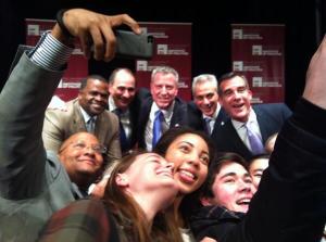 Bill de Blasio and the other big-city mayors take a selfie. (Photo: Twitter/@DailyEdwardian)