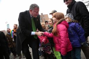 Bill de Blasio greets a parade-goer. (Photo: Twitter/@BilldeBlasio)