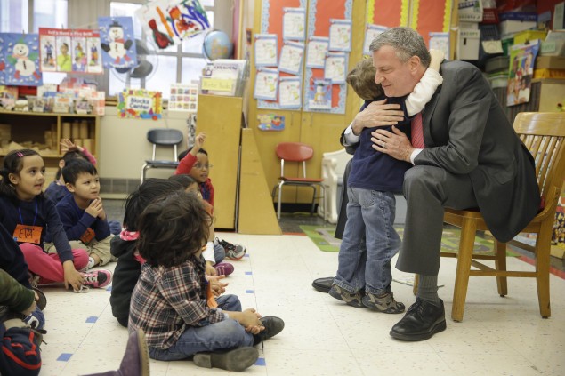 Mayor Bill de Blasio in a prekindergarten classroom. (Photo: by Seth Wenig-Pool/Getty Images)