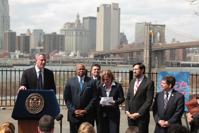 Mayor Bill de Blasio and other Brooklyn and Queens pols at today's event. (Photo: Ed Reed/NYC Mayor's Office.)