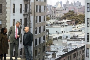 Mayor Bill de Blasio, First Lady Chirlane McCray and Douglas Steiner touring Steiner Studios today. (Photo: Ed Reed/NYC Mayor's Office)
