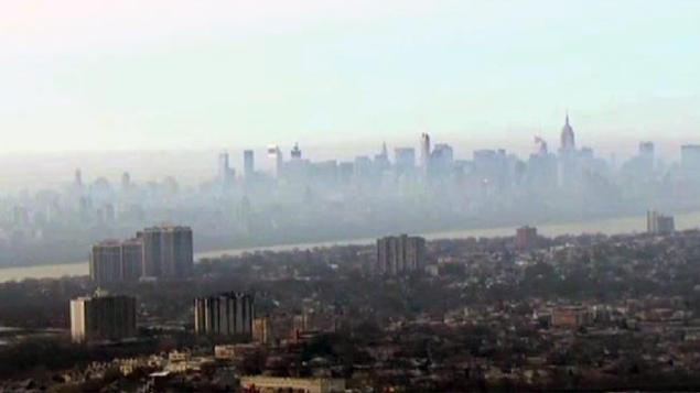 Smoke settles over Mahattan after a New Jersy fire burned through the night. /NBC 4 New York