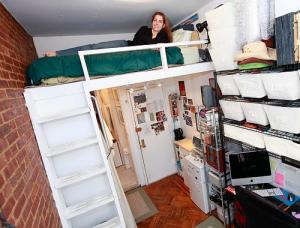 New Yorkers already live small—Felice Cohen in her former apartment. (tinylife.com)