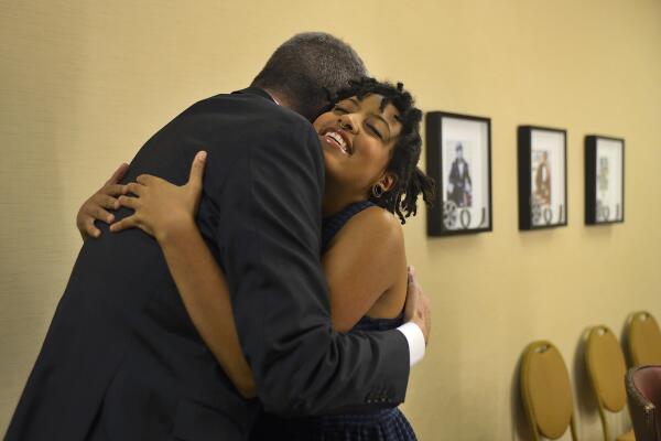 Mayor Bill de Blasio and his daughter, Chiara de Blasio, share a hug. (Photo: Twitter/@BilldeBlasio)