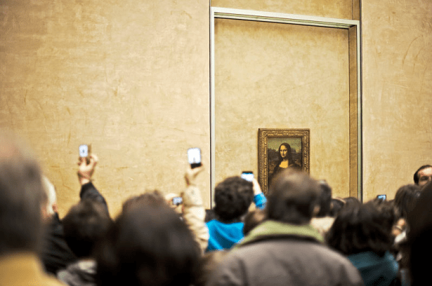 You won't actually remember seeing the Mona Lisa if you spend all your time taking photos of it, science says. (Wikimedia Commons)