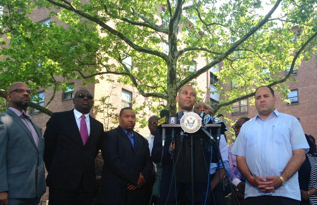 Congressman Hakeem Jeffries flanked by community members in East New York. (Photo: Paula Duran)