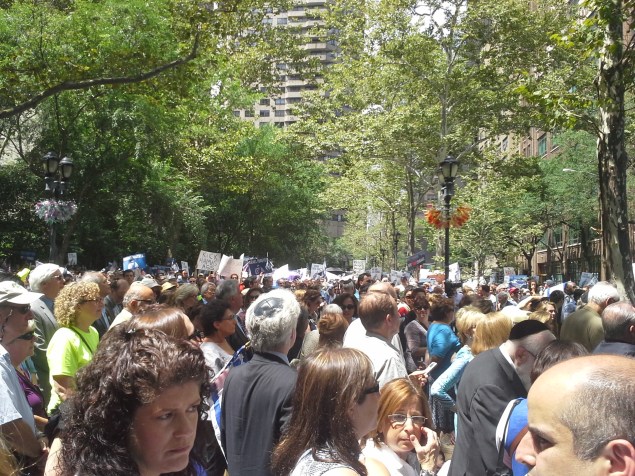 Pro-Israel demonstrators today. (Photo: Ross Barkan)