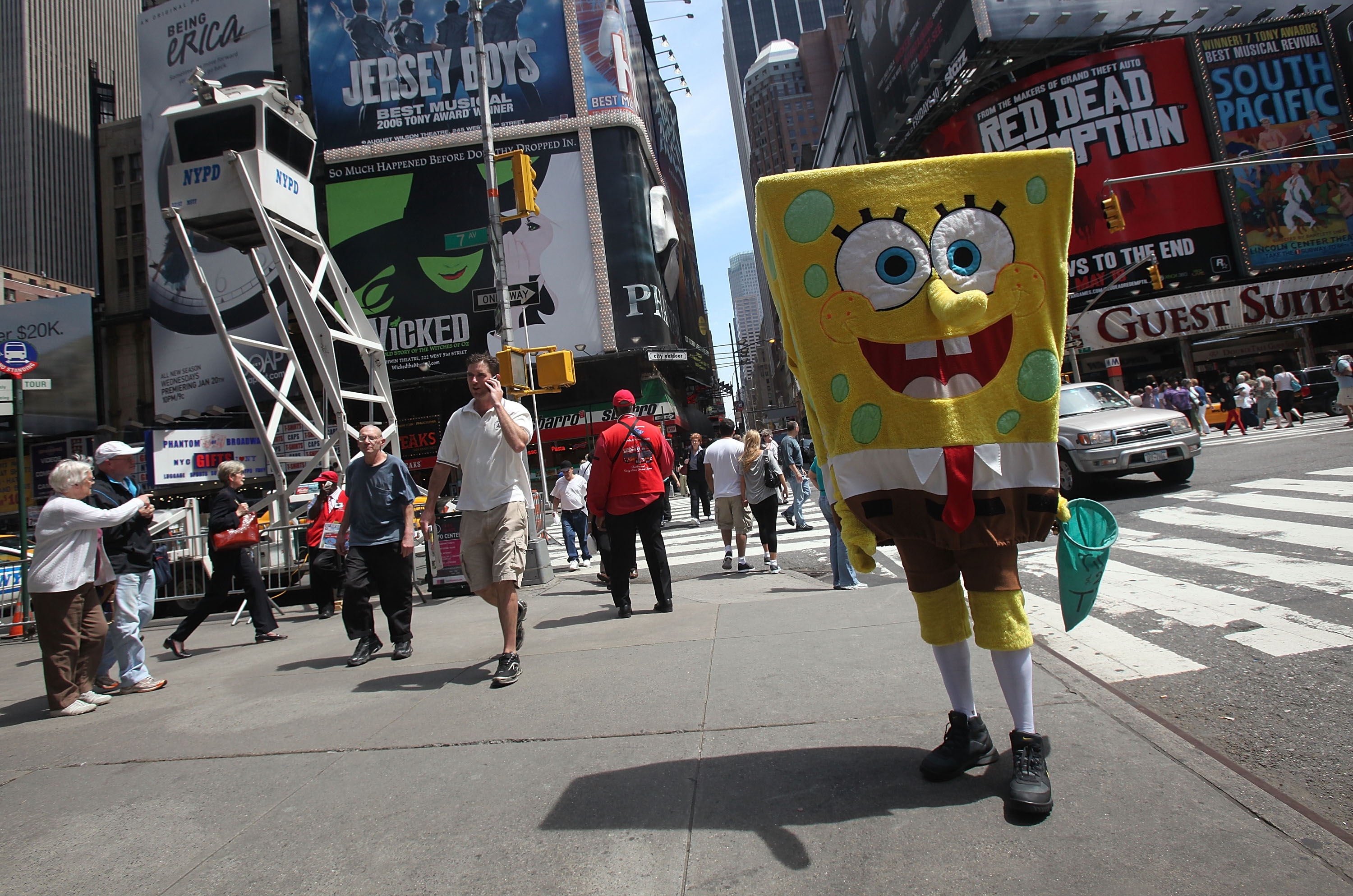 NYPD Backs bill to regulate costume characters in Times Square. (Photo:Mario Tama/Getty Images)
