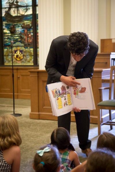 John Bemelmans Marciano reading from his books, Madeline at the White House, to a group of children. (Kaitlyn Flannagan)