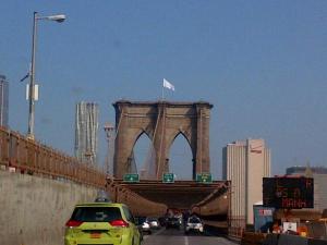 A white flag on the Brooklyn Bridge. (Photo: Mark Weprin/Twitter)