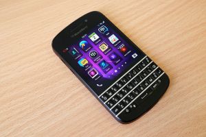A Blackberry Q10 (Kārlis Dambrāns - Flickr: Licensed under Creative Commons/Wikimedia Commons)