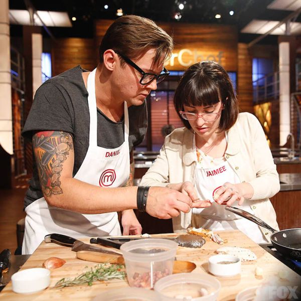 Daniel and Jaimee totally flubbing chicken wings (FOX)
