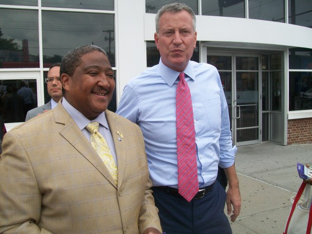Mayor Bill de Blasio campaigning with Dell Smitherman yesterday. (Photo: Ross Barkan)