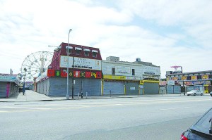 grashorn building Freak On! Texan Takes Coney Space to Compete With Other Sideshows