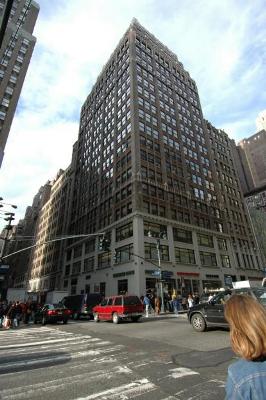 463seventh David Peyser Sportswear Signs 24,000 s/f Lease