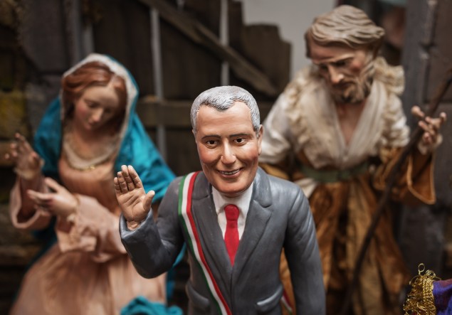 A Bill de Blasio figurine, among religious artifacts, in Italy. (Photo: Salvatore Laporta/Getty)