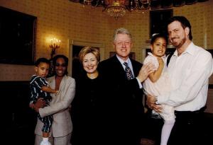 A younger Bill de Blasio poses for a photo with his wife, two children and Bill and Hillary Clinton. (Photo: Twitter/@BilldeBlasio)
