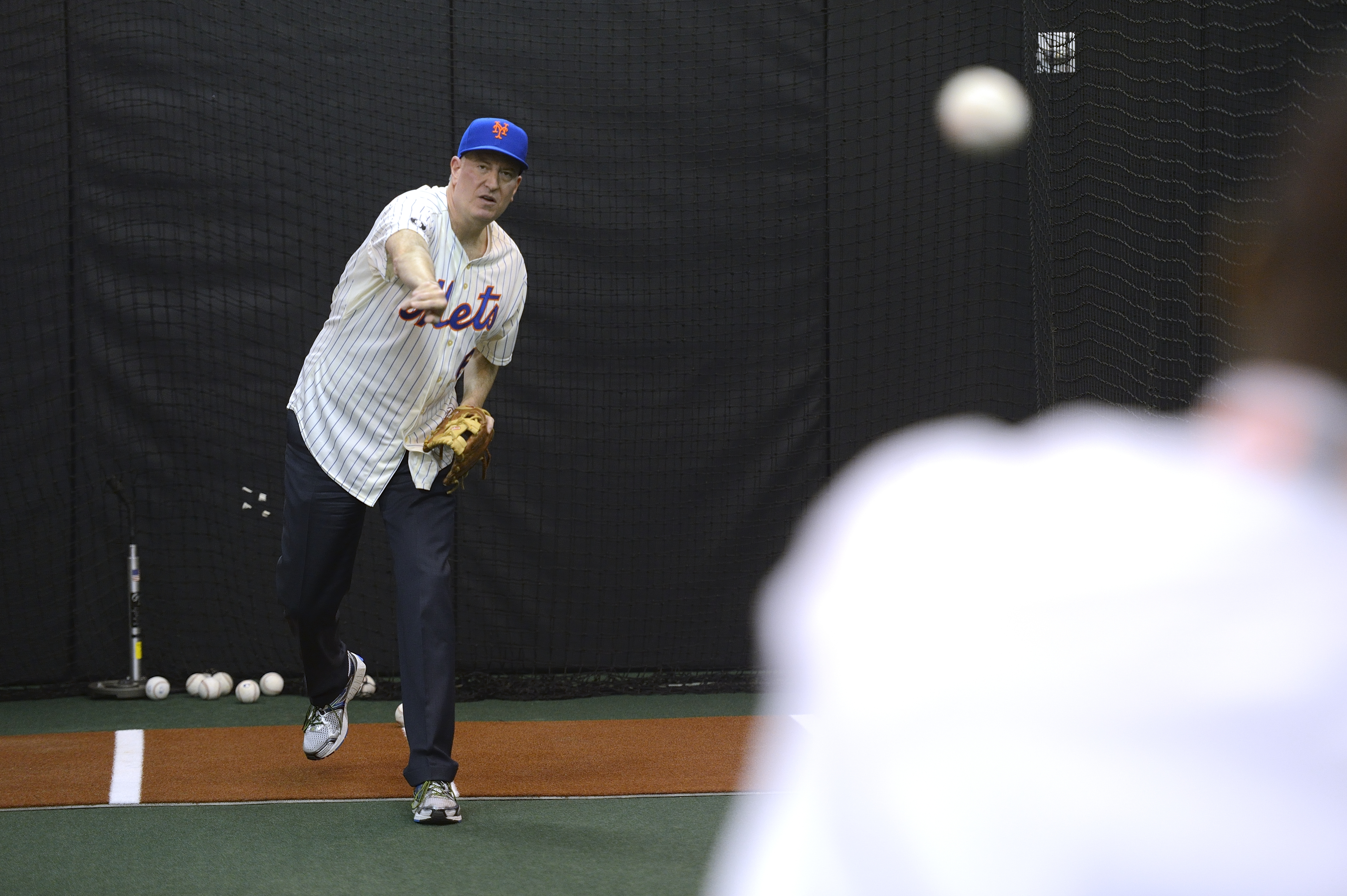 Mayor Bill de Blasio tossing out a first pitch at Citi FIeld. (Photo: Rob Bennett/NYC Mayor's Office)