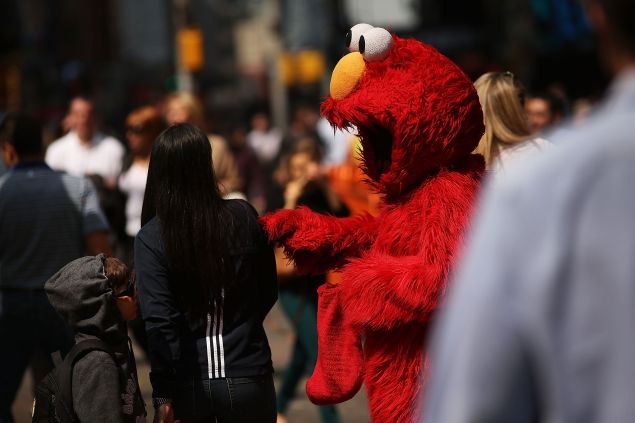 Elmo bullies Times Square tourists for money.