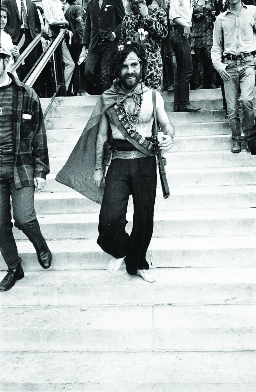 Jerry Rubin smiles as he walks down the steps barefoot outside the 1968 Democratic National Convention. (Photo: Hulton Archive/Getty Images)
