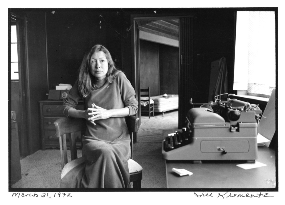 Joan Didion and her typewriter, March 31, 1972 (Jill Krementz)