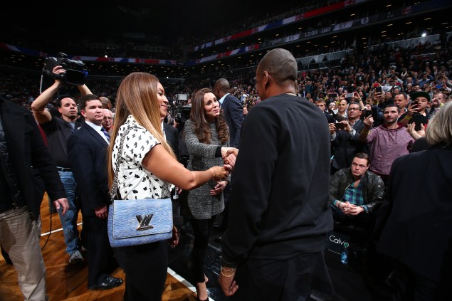 Beyoncé and Jay Z actually look starstruck while meeting the royal couple. (Photo via Getty)