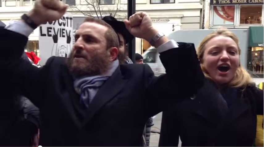 Rabbi Shmuley Stands up to an anti-Jewish mob on the Upper East Side. (Screen cap YouTube)
