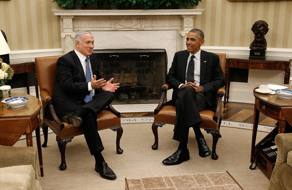 U.S. President Barack Obama (R) meets with Israeli Prime Minister Benjamin Netanyahu (L) in the Oval Office of the White House October 1, 2014 in Washington, DC. 